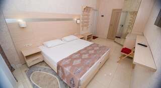 Гостиница КафаЛюкс Феодосия Большой двухместный номер c 1 кроватью или 2 отдельными кроватями-5